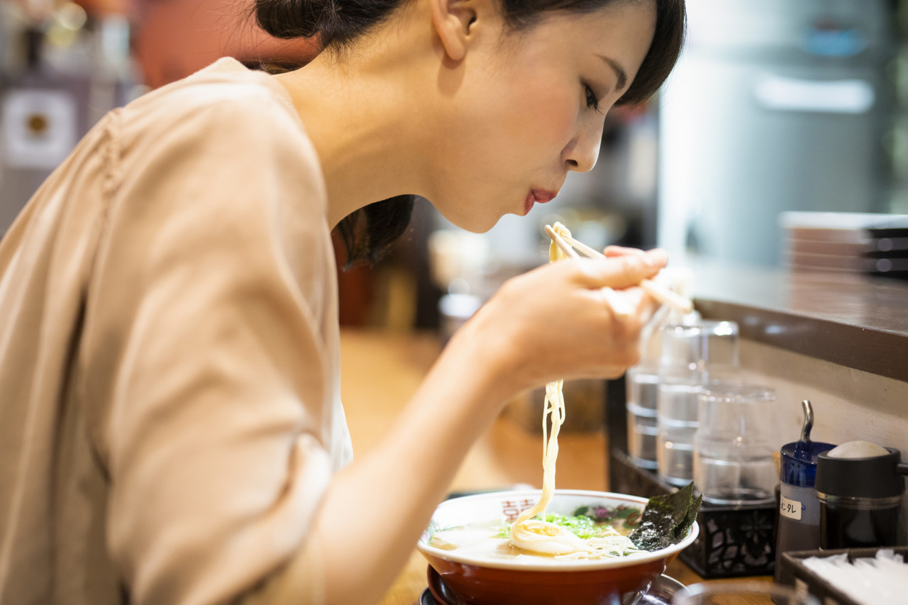 ラーメン食べている女性